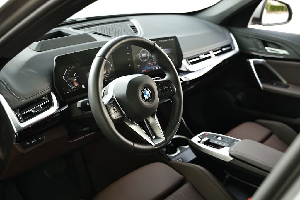 Used 2025 Space Silver Metallic BMW xDrive28i image 19