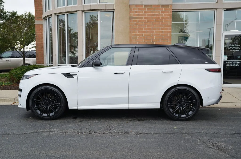 New 2026 Fuji White Land Rover Dynamic SE image 2