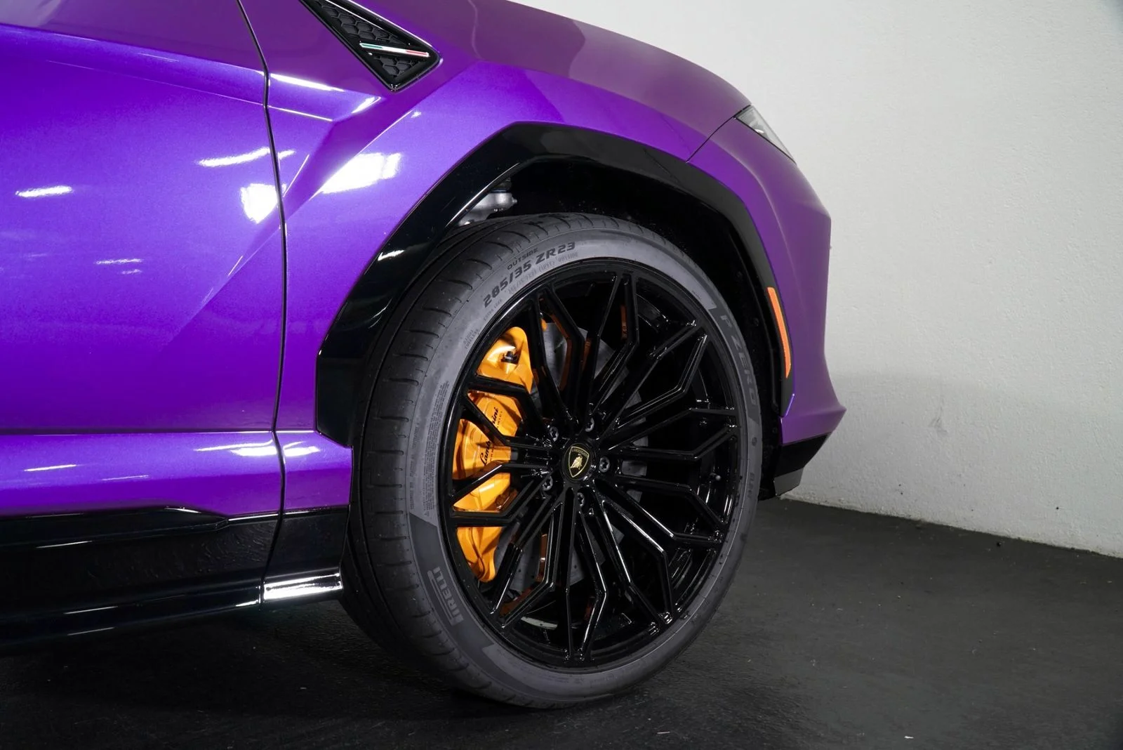 Used 2025  Lamborghini  image 9