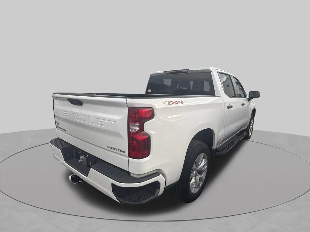 Used 2022 White Chevrolet Custom image 5