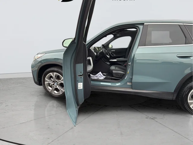 Used 2023 Green BMW xDrive28i image 9