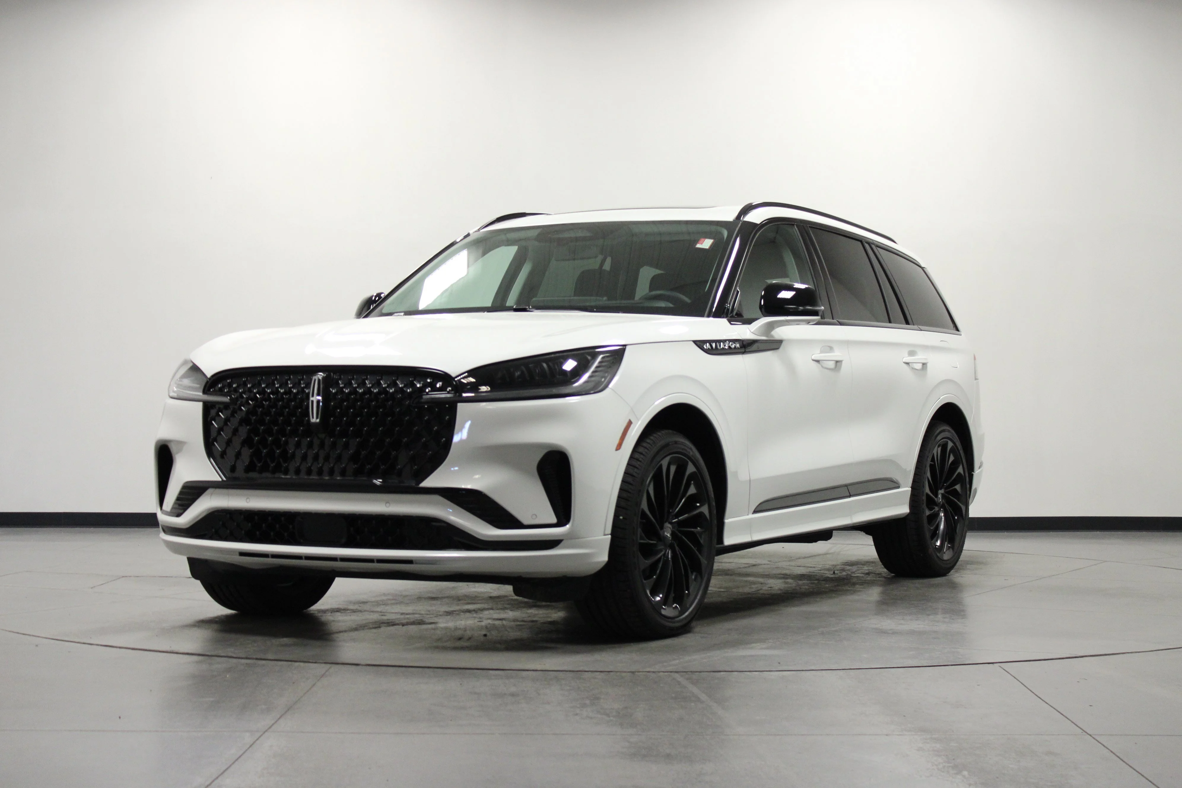 Used 2026 Pristine White Metallic Tri-Coat Lincoln Reserve image 8