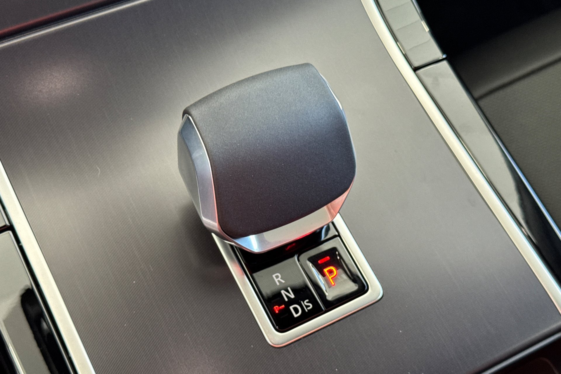 New 2026 Carpathian Grey Land Rover Belgravia Edition image 24