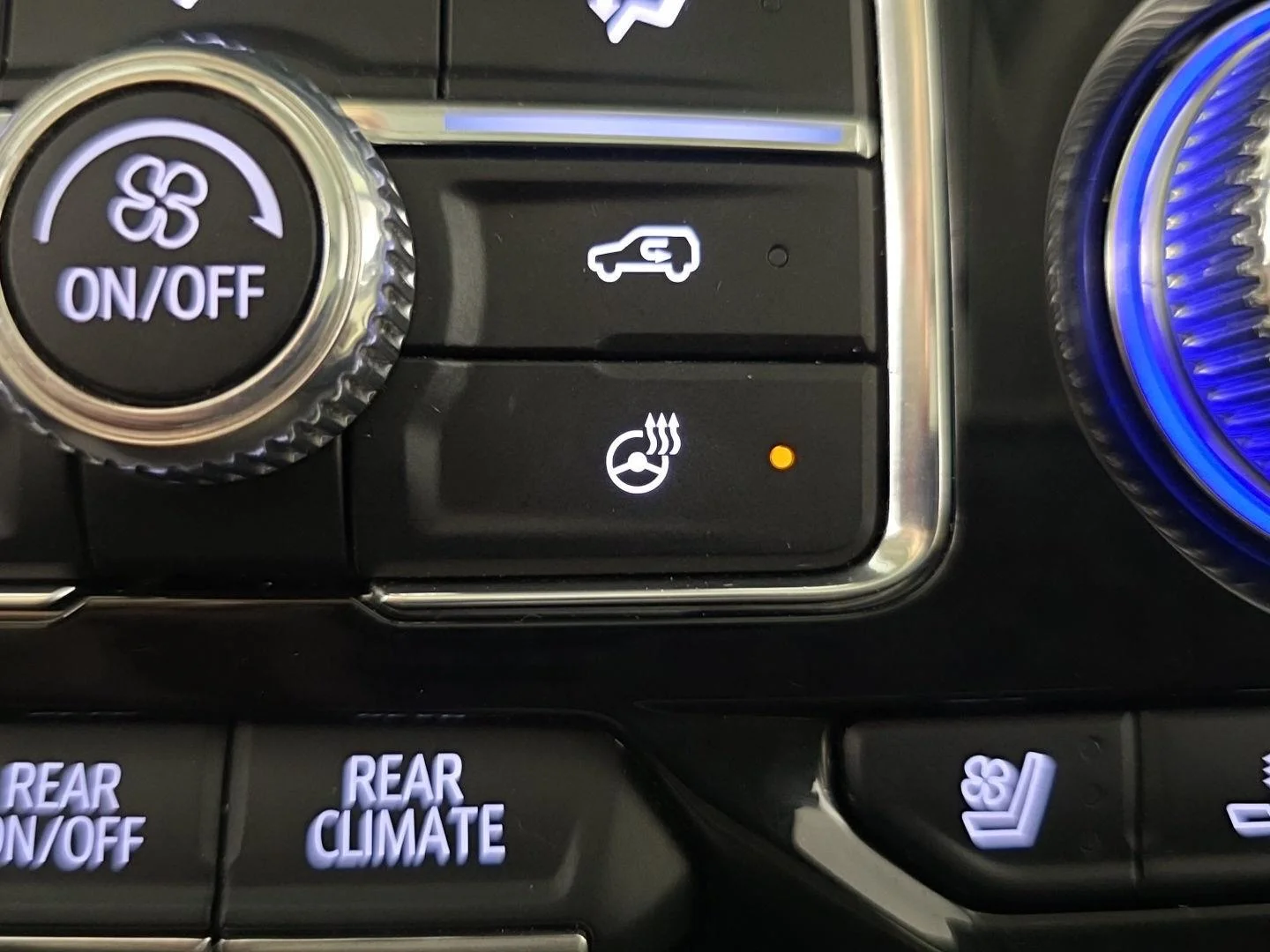 Used 2024 White Frost Tricoat GMC Denali image 19