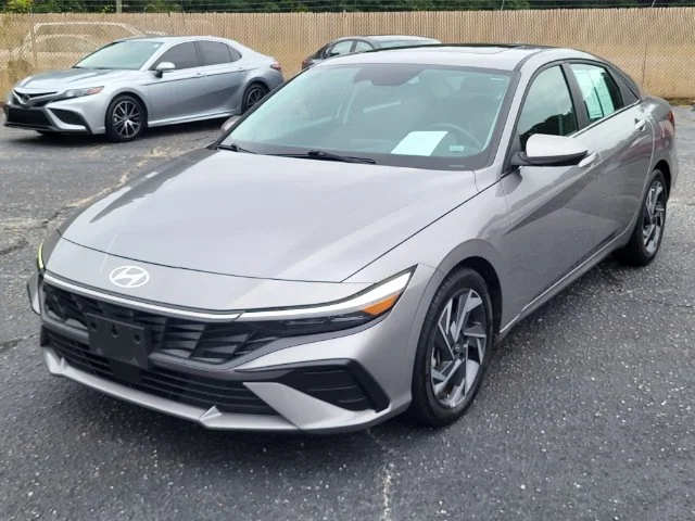Used 2025 Silver Hyundai SEL Convenience image 6