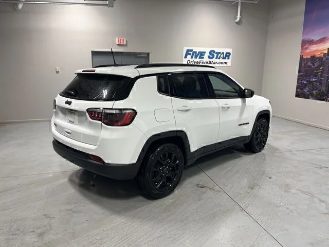 New 2026 Bright White Clear-Coat Exterior Paint Jeep Latitude image 5
