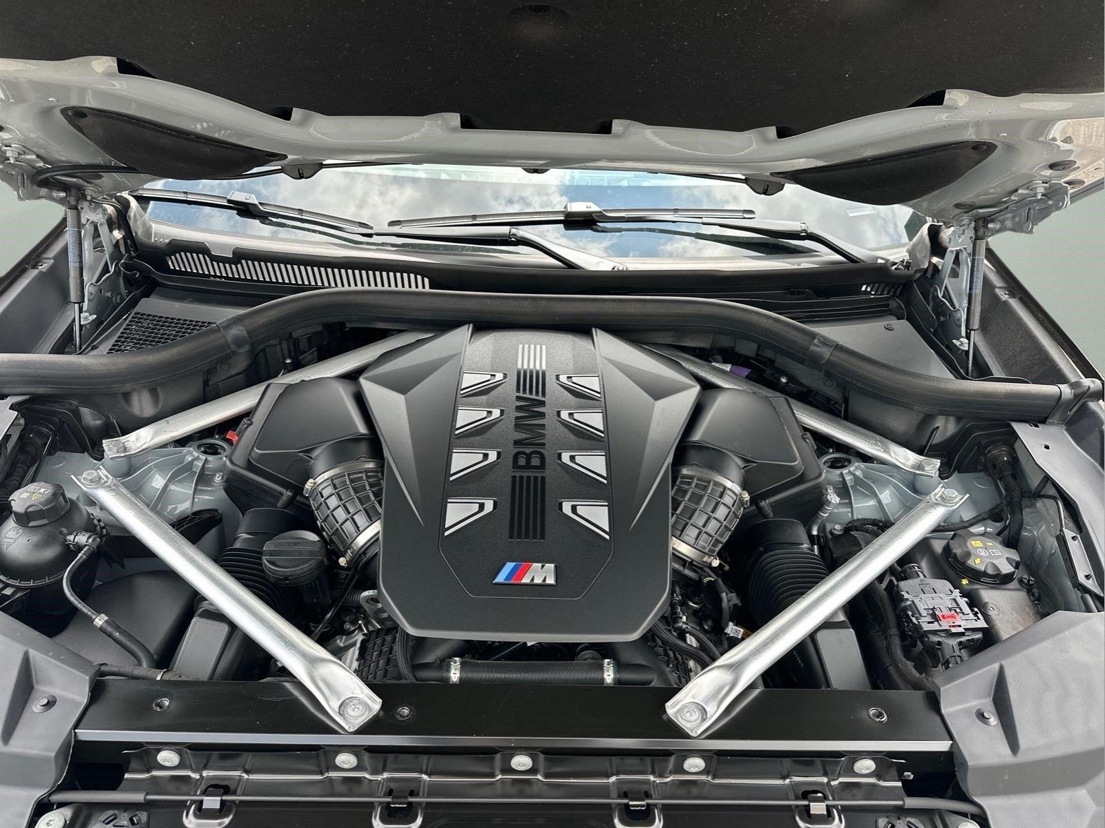 Used 2025  BMW M60i image 32