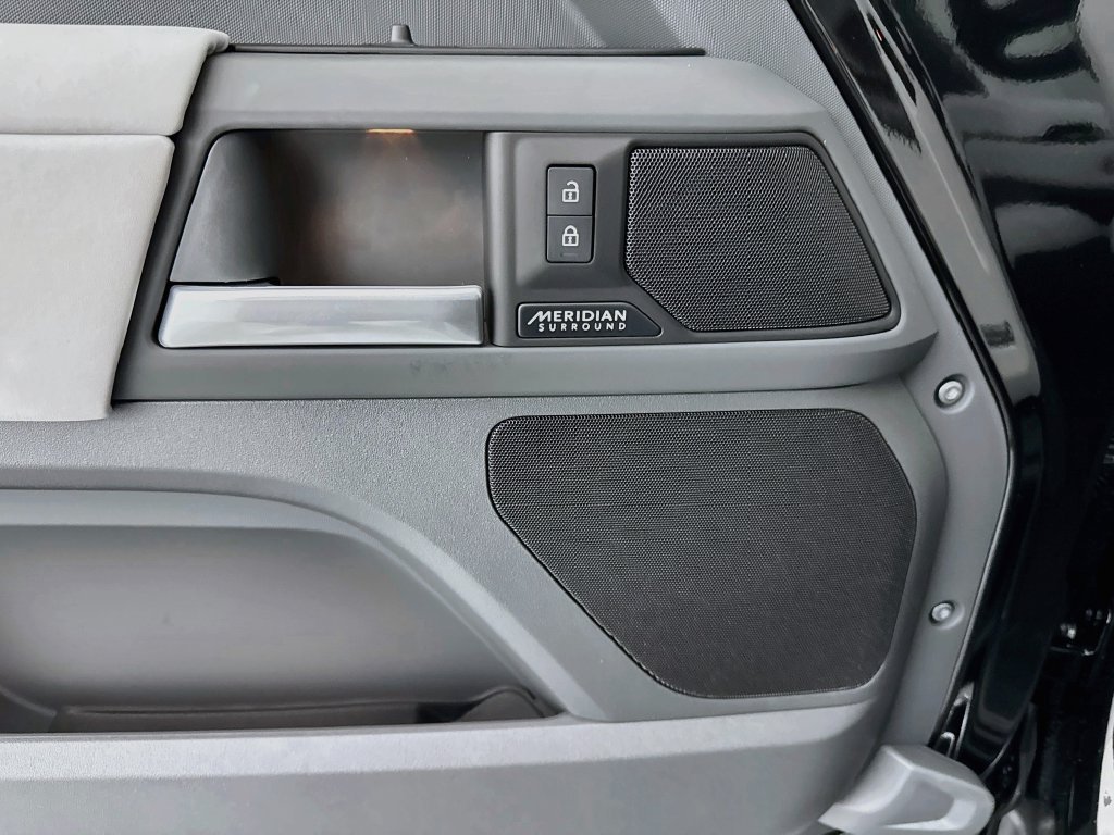 New 2026 Santorini Black Land Rover X-Dynamic SE image 19