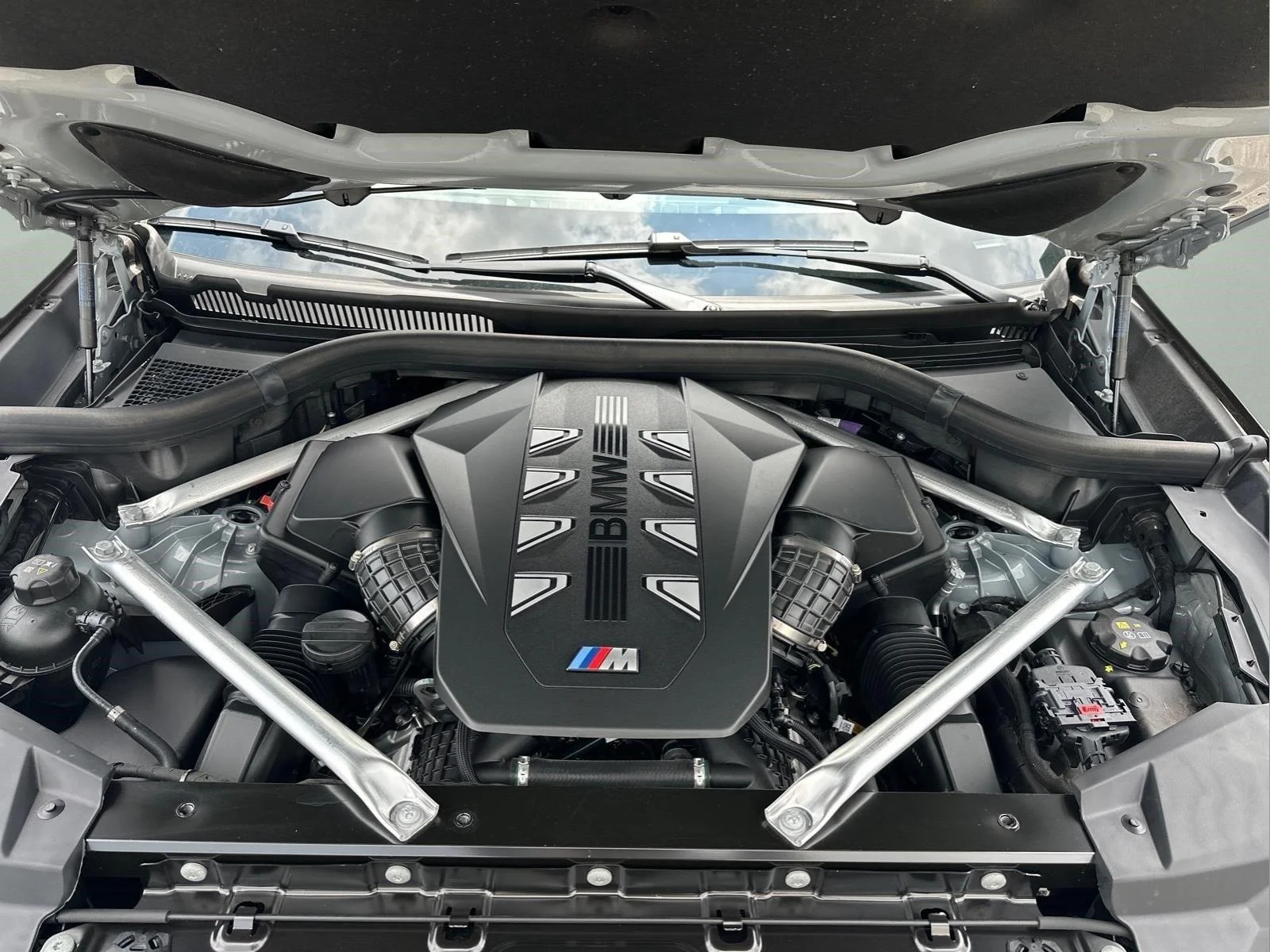 Used 2025  BMW M60i image 32