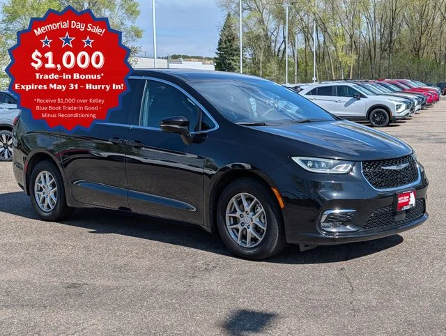 2025 Chrysler Pacifica Select's photo
