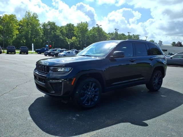 New 2026 Diamond Black Crystal Pearlcoat Jeep Limited image 3