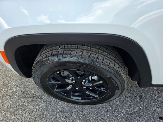 New 2026 Bright White Clear-Coat Exterior Paint Jeep Altitude image 5