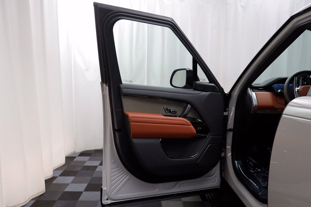 New 2026 Borasco Grey LAND ROVER SV Signature Suite image 5