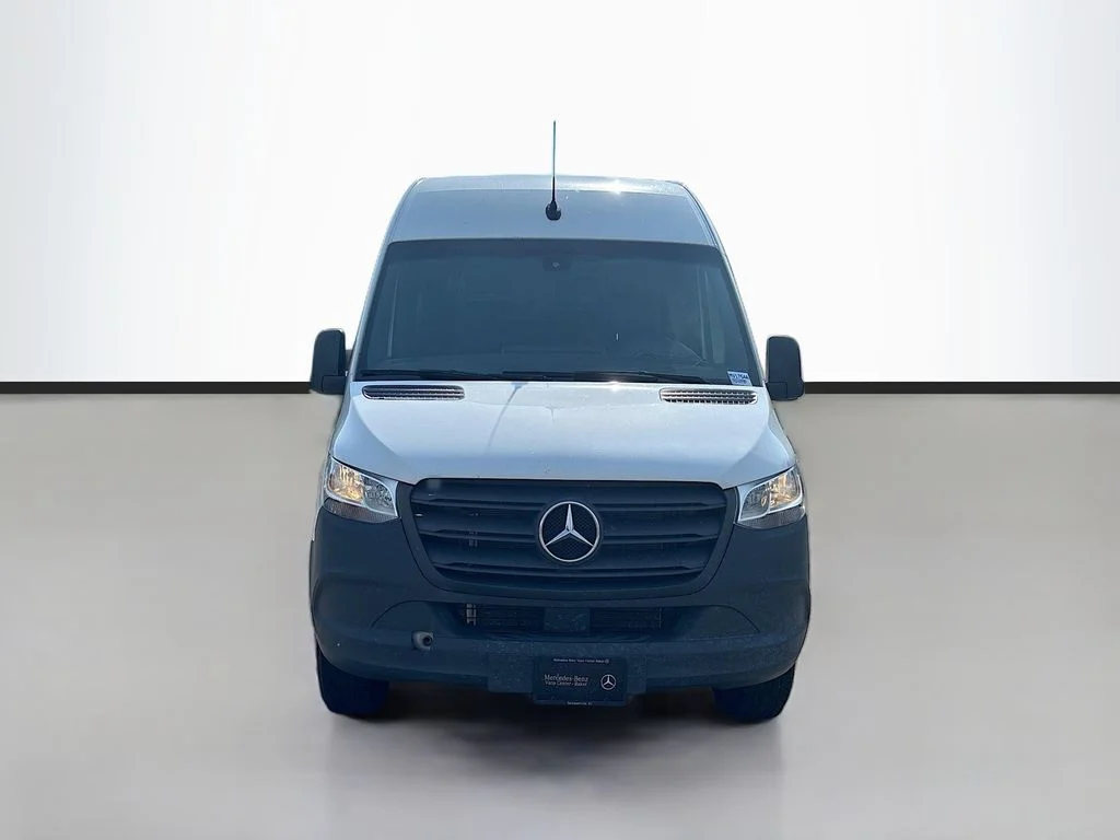 Used 2024  Mercedes-Benz Cargo 144 WB image 8