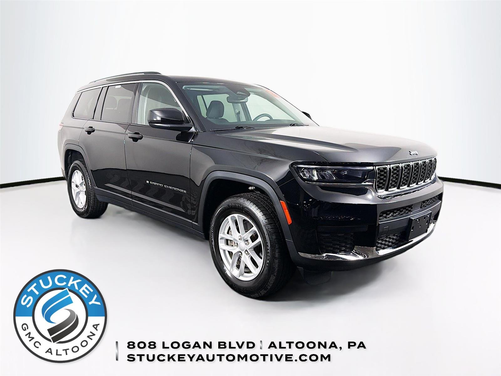 Used 2023  Jeep Laredo image 1