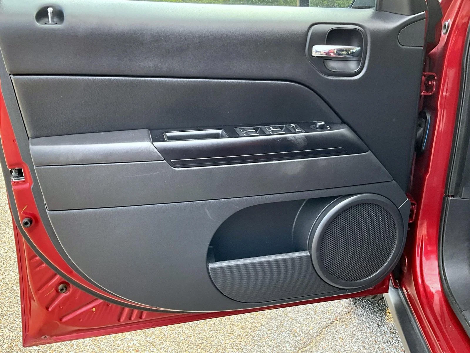 Used 2017 Red Jeep Latitude image 10