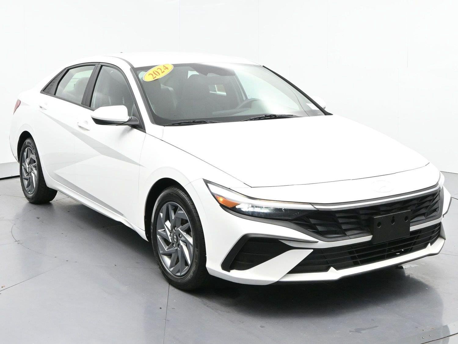 Used 2024 Serenity White Hyundai SEL image 2