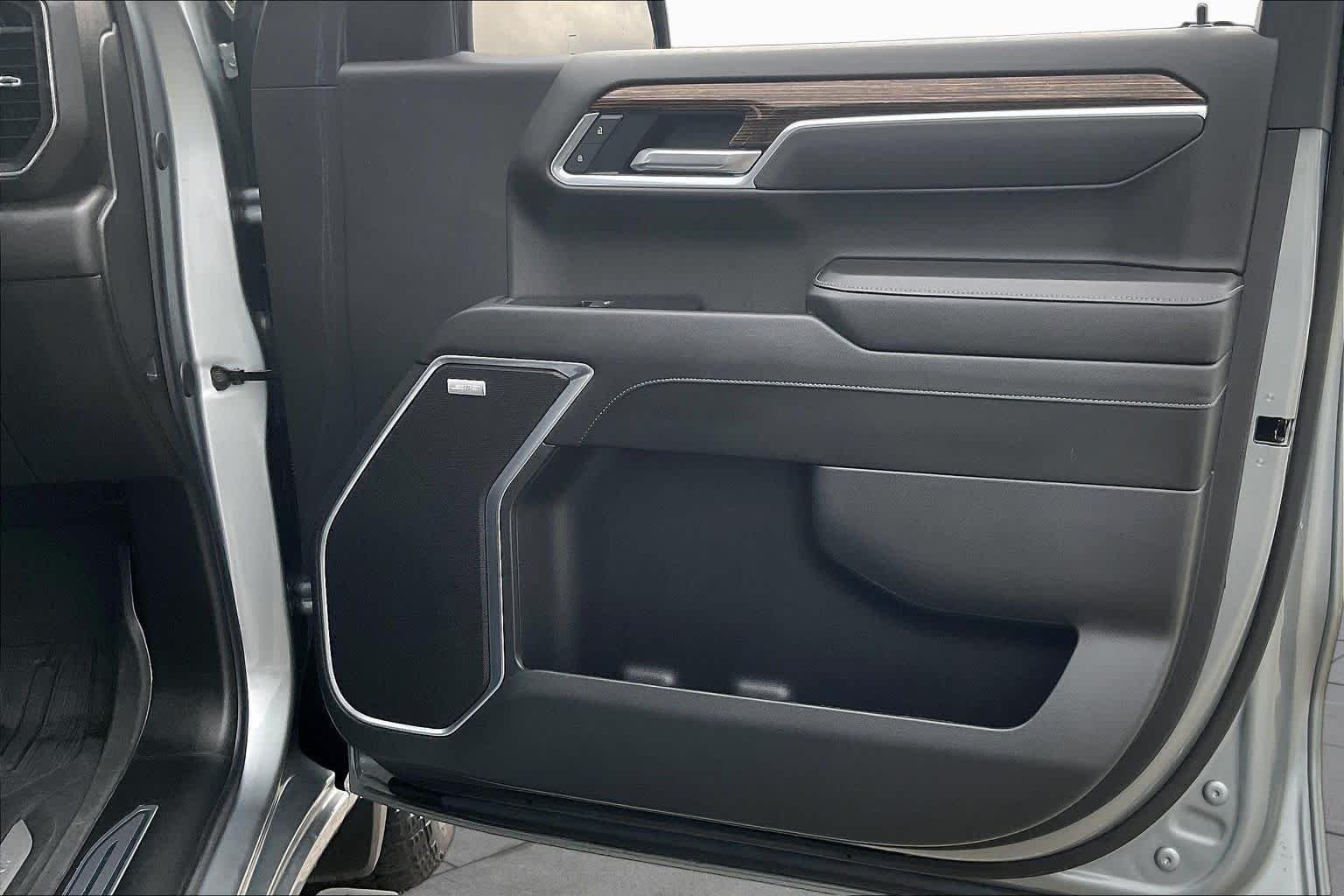 Used 2025 Sterling Metallic GMC Elevation image 22