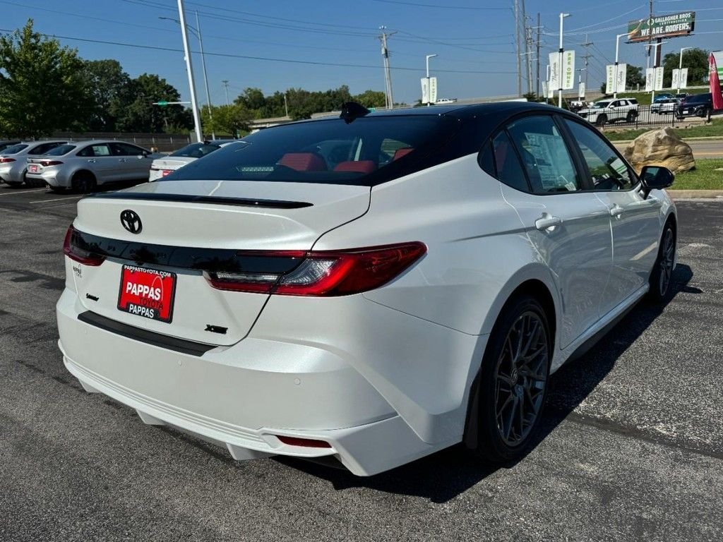 New 2026 Wind Chill Pearl with Midnight Black Metallic roof <sup>1</sup> Toyota  XSE image 3