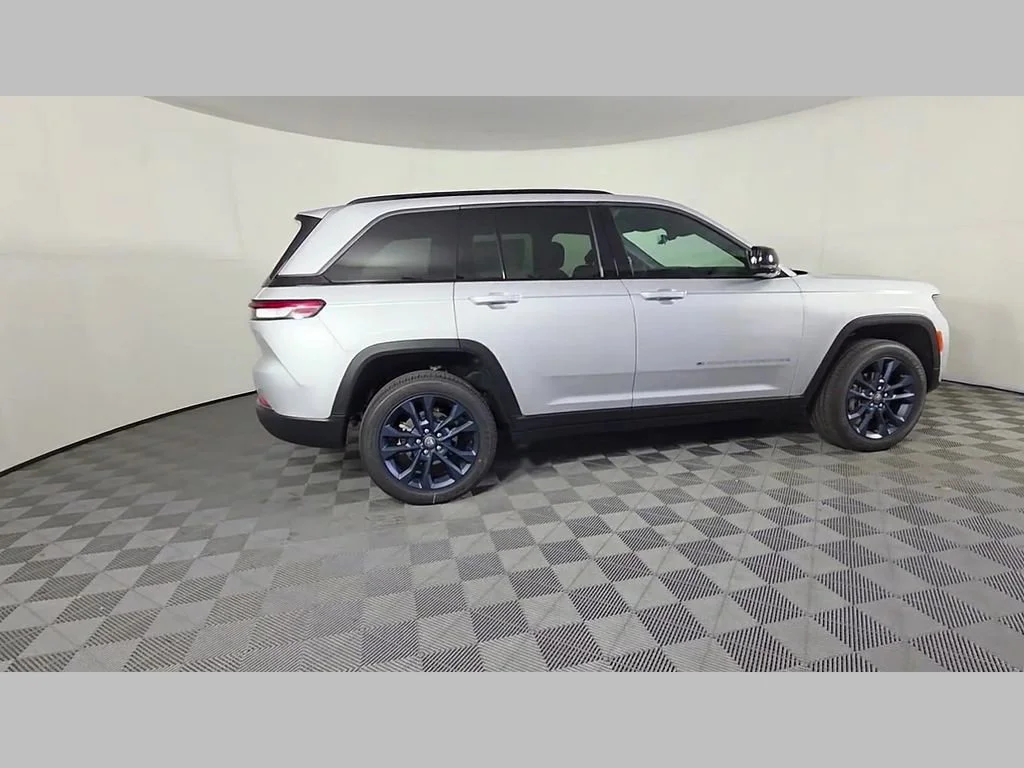 New 2026 Silver Zynith Exterior Paint Jeep 85th Anniversary Edition image 25