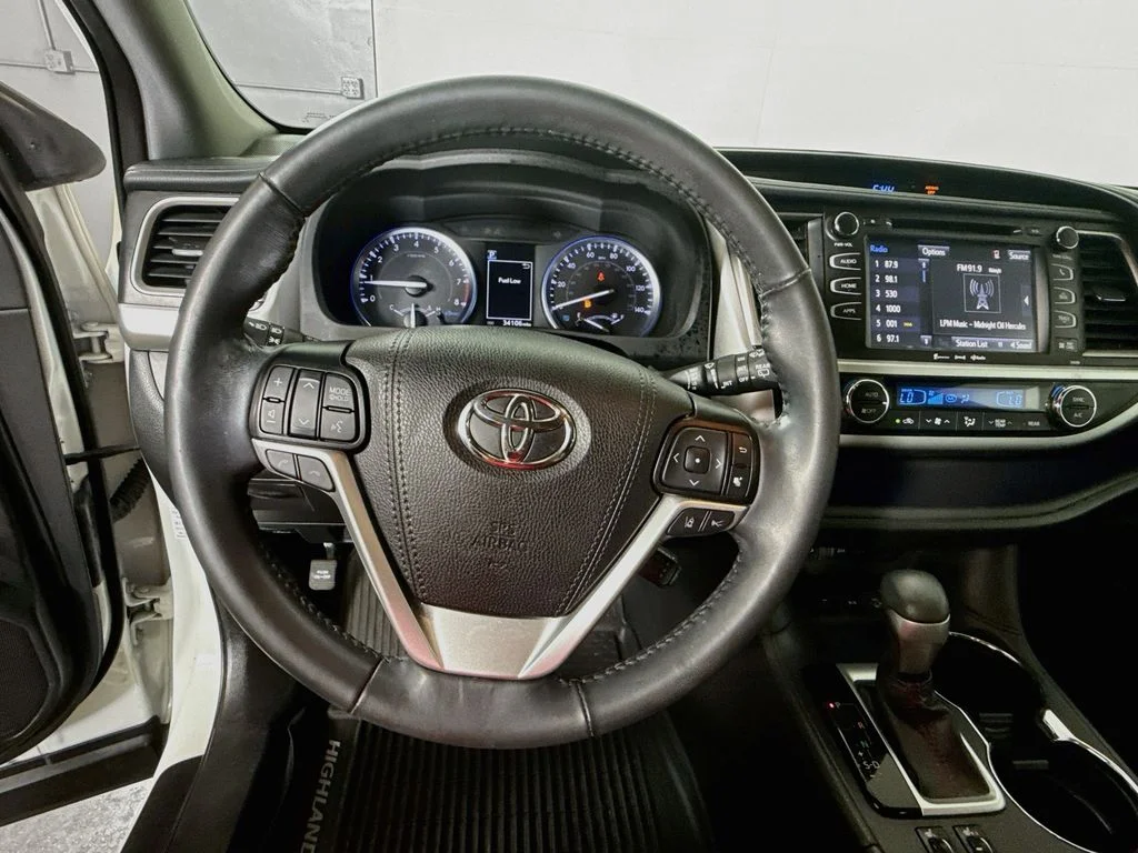 Used 2019 Blizzard Pearl Toyota SE image 11