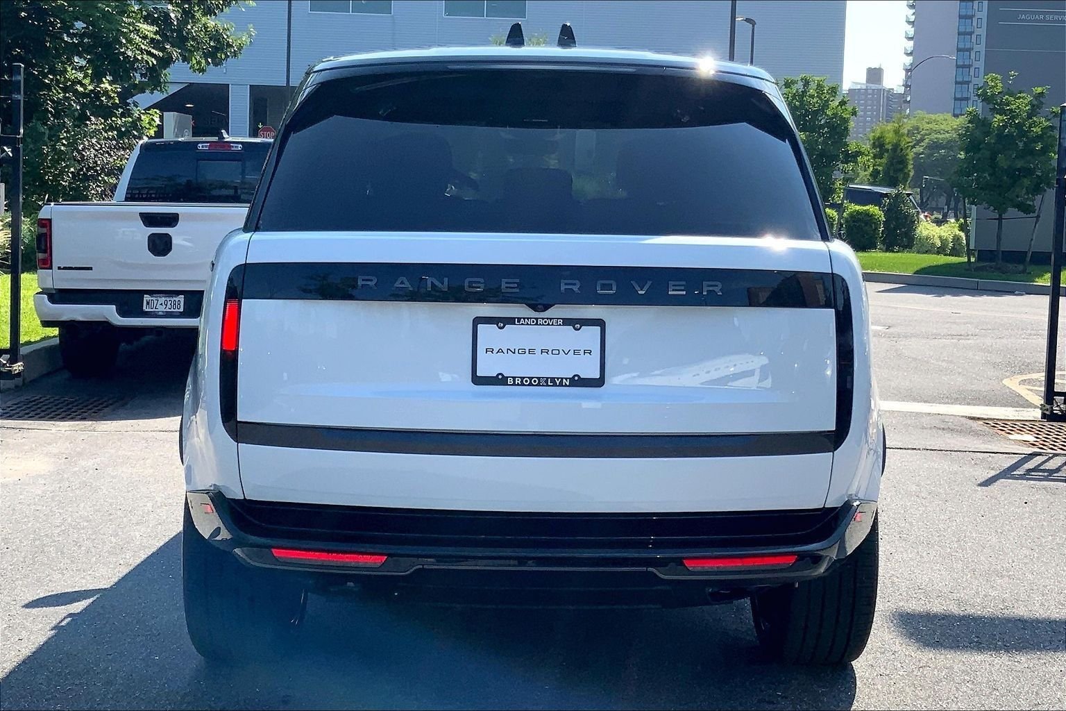 New 2026 Fuji White Land Rover SE image 4