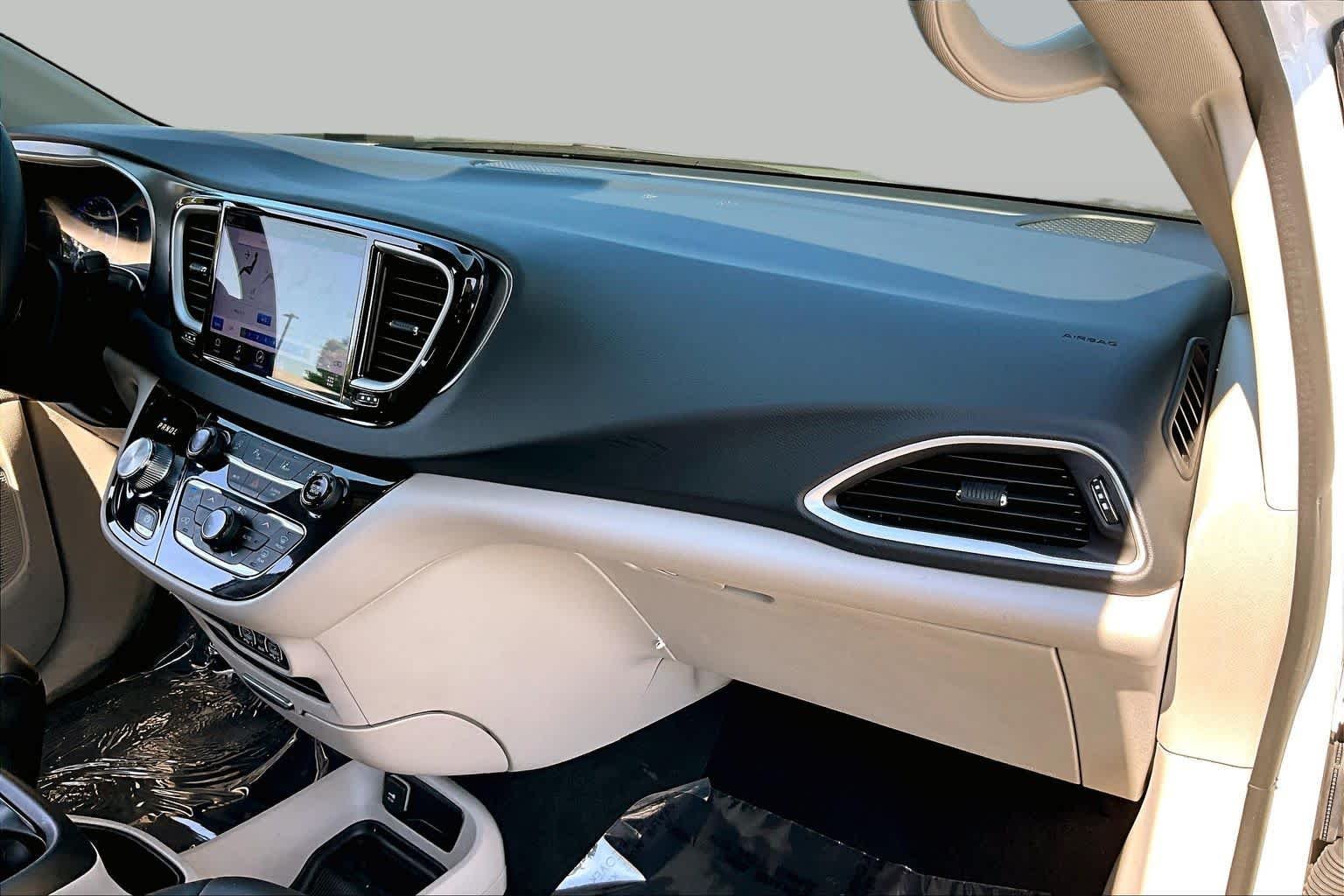 Used 2023 Bright White Clearcoat Chrysler Touring L image 17