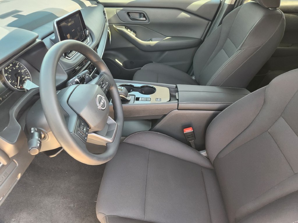 New 2027 Glacier White Nissan S image 9