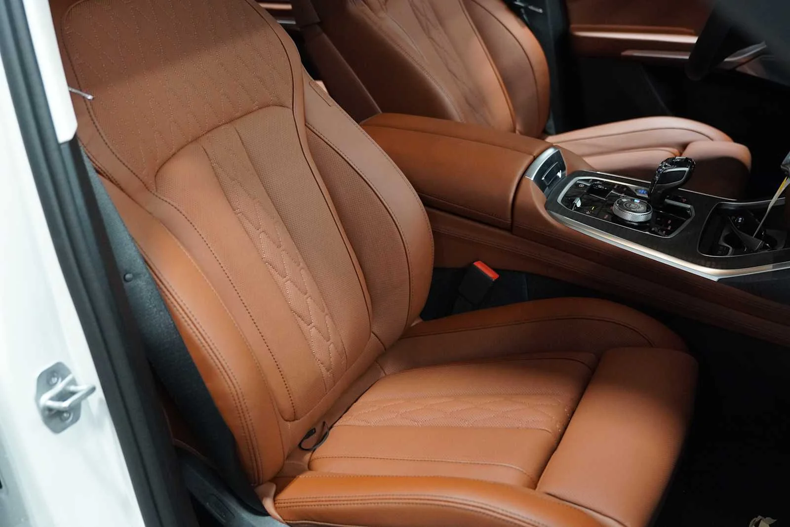 New 2026 Mineral White Metallic BMW ALPINA XB7 image 8