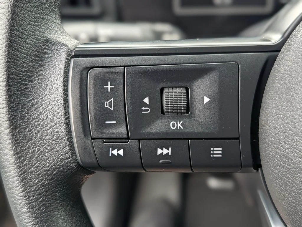 Used 2025 Brown Nissan SV image 23