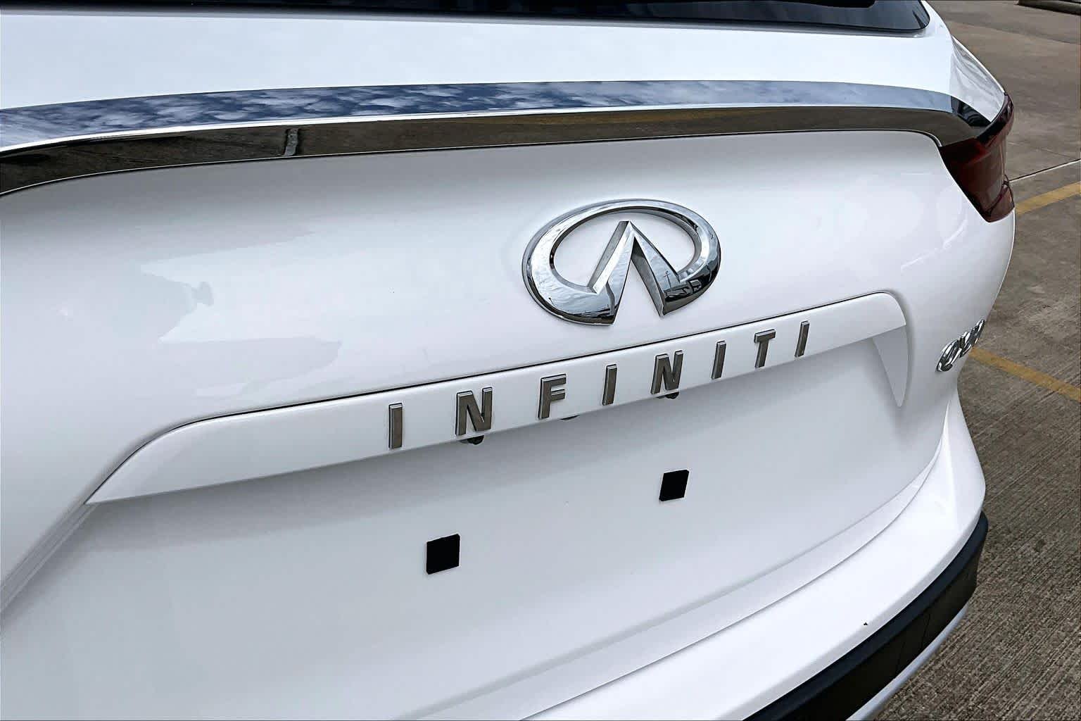 Used 2023 Lunar White INFINITI LUXE image 31