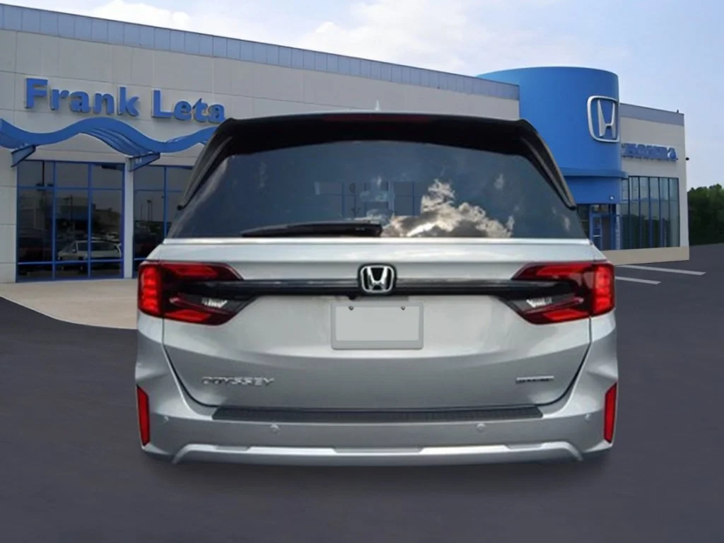 New 2027 Solar Silver Metallic Honda Touring image 4
