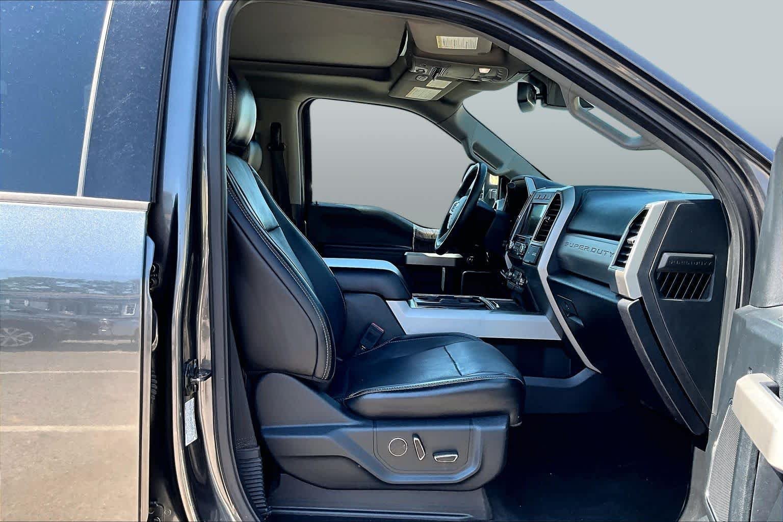 Used 2019 Magnetic Ford LARIAT image 9