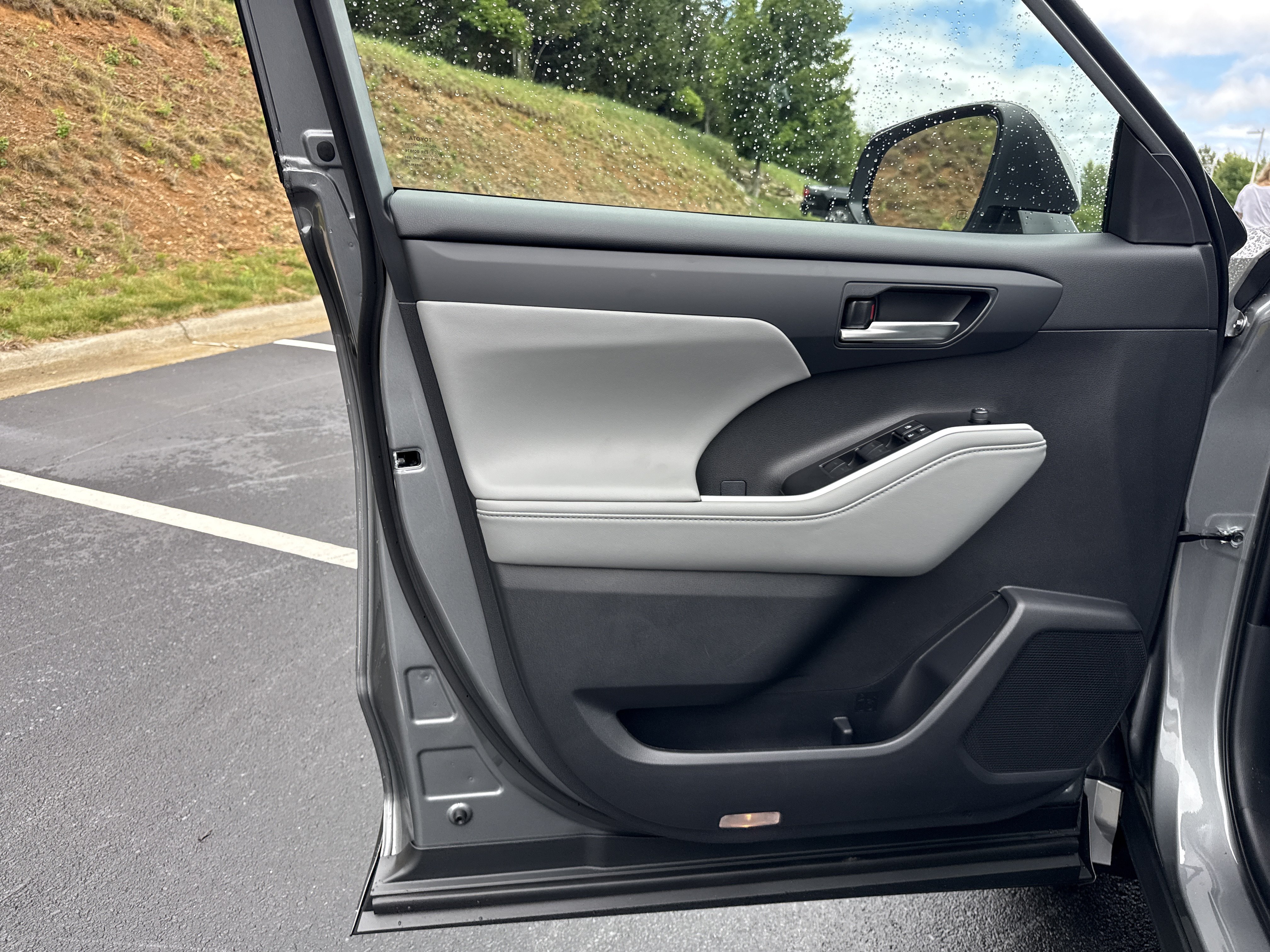 Used 2020 Moon Dust Toyota Hybrid XLE image 33