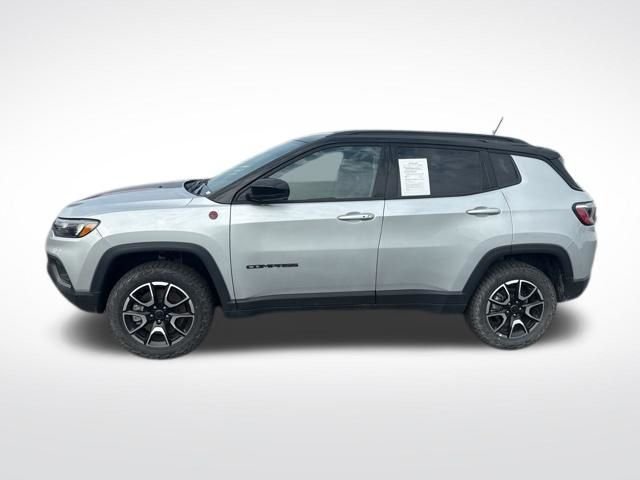 Used 2025 Silver Jeep Trailhawk image 2