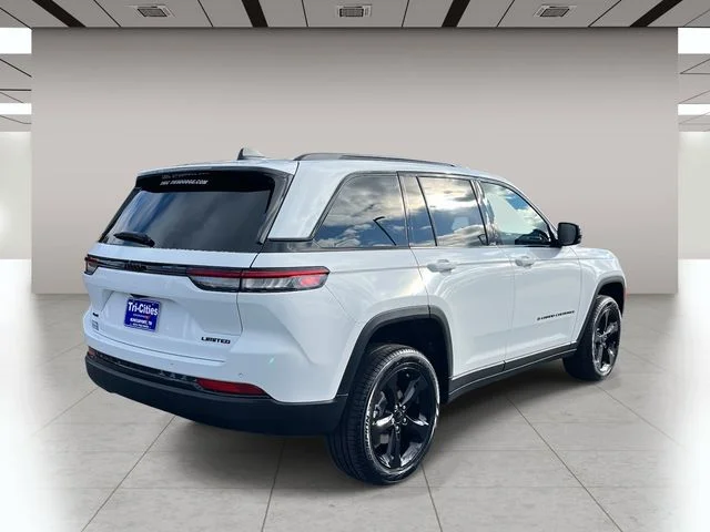 New 2025 Bright White Clear-Coat Exterior Paint Jeep Limited image 3