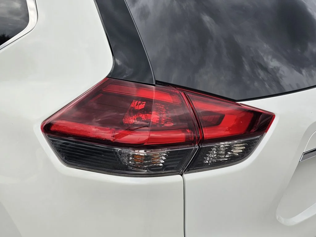 Used 2020 White Nissan SL image 7