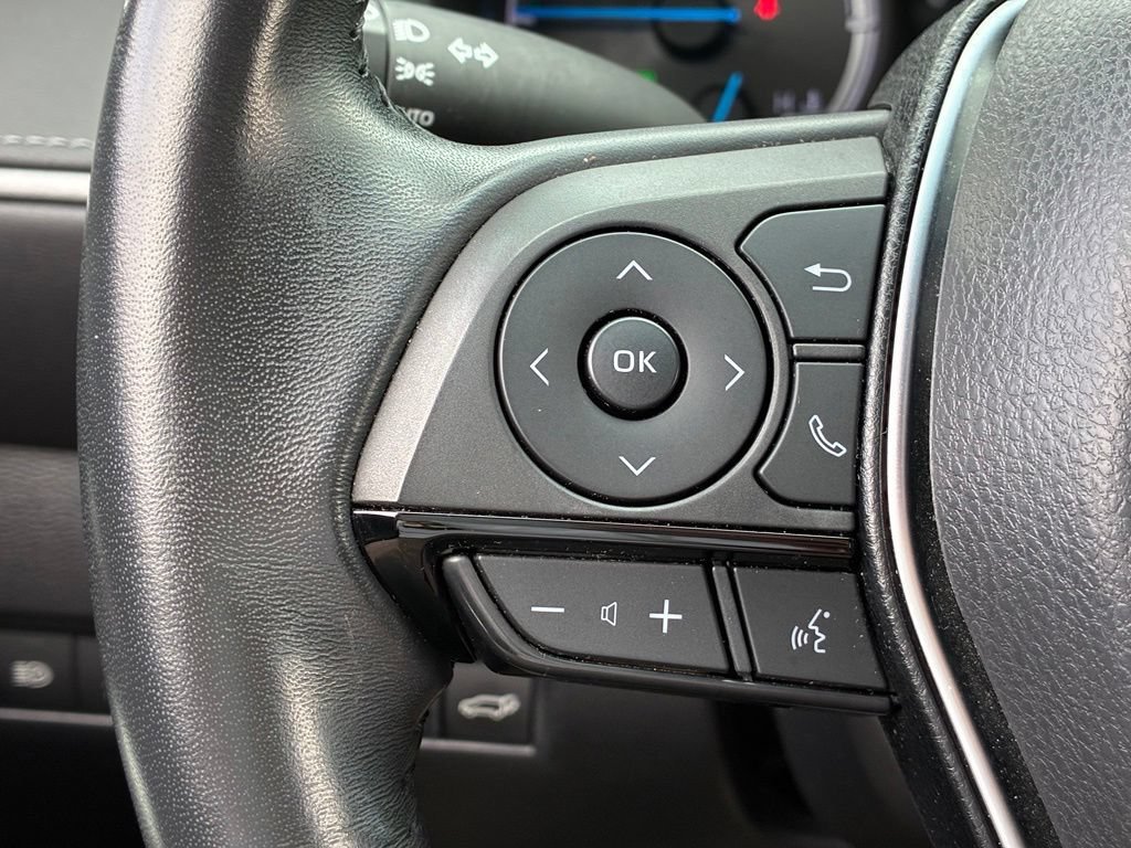 Used 2022 White Toyota XLE image 25