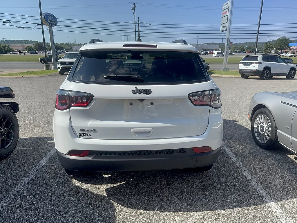 Used 2025 Bright White Clear Coat Jeep Latitude image 10