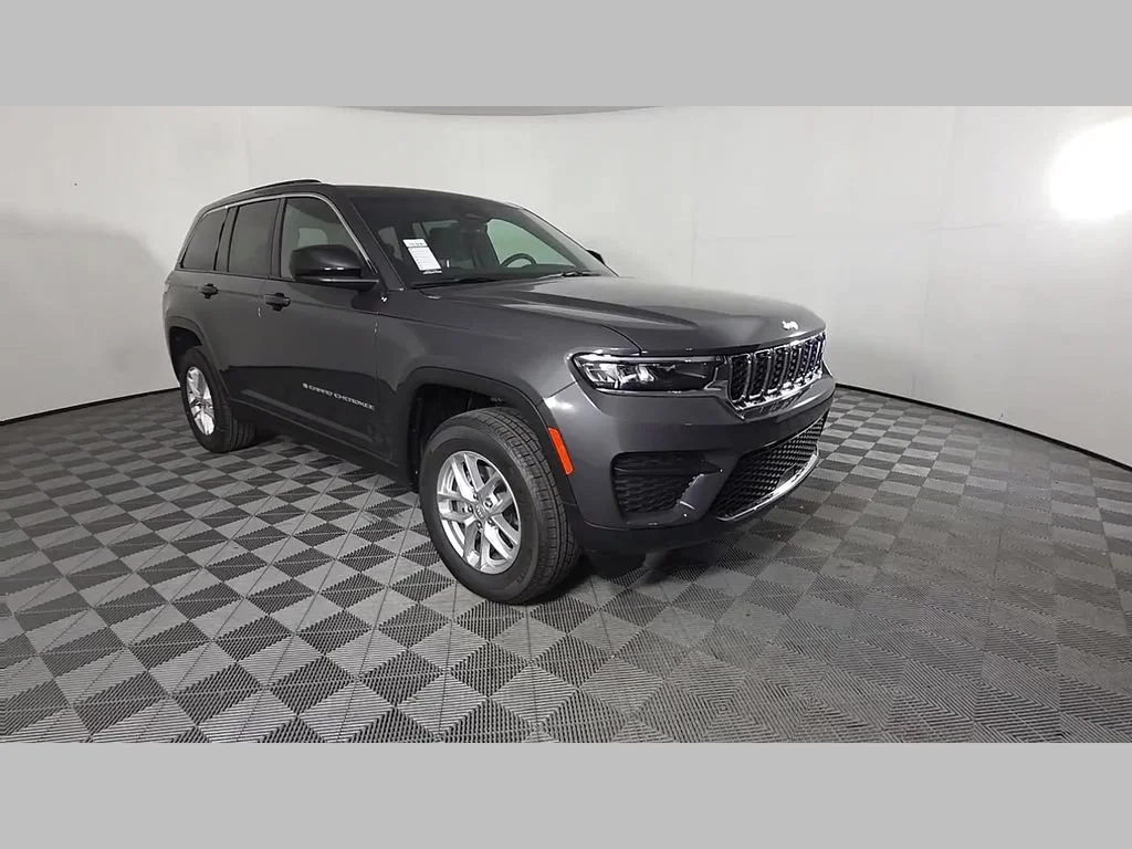 New 2026 Baltic Gray Metallic Clear-Coat Exterior Paint Jeep Laredo image 25