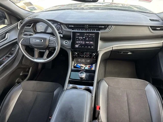 Used 2023 Black Jeep Altitude image 25