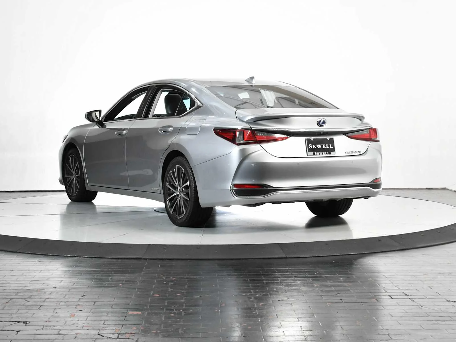 Certified Used 2022 IRIDIUM Lexus  image 4