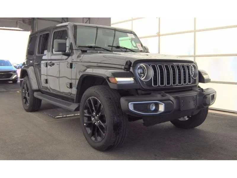 Used 2025 Granite Crystal Clearcoat Metallic Jeep Sahara image 2