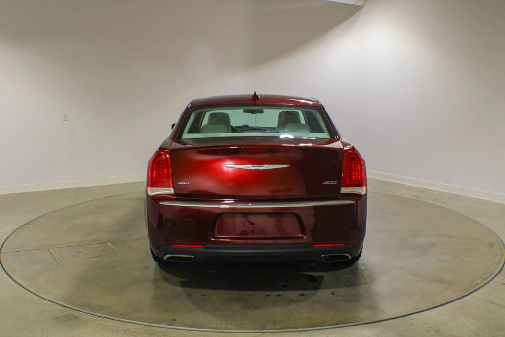 Used 2015 Velvet Chrysler Limited image 4