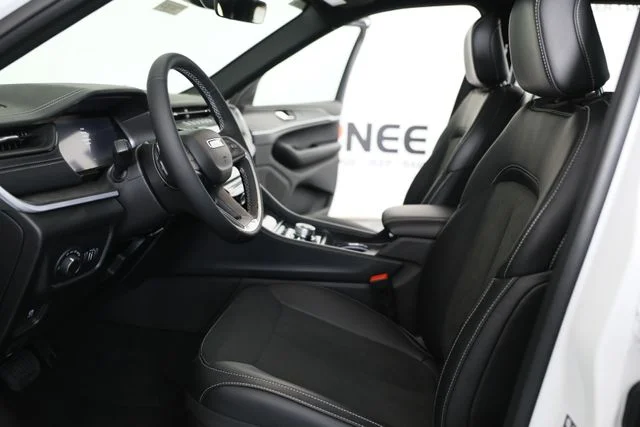 New 2026 Bright White Clear-Coat Exterior Paint Jeep Altitude image 18