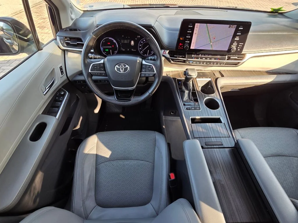 Used 2021  Toyota Limited image 6