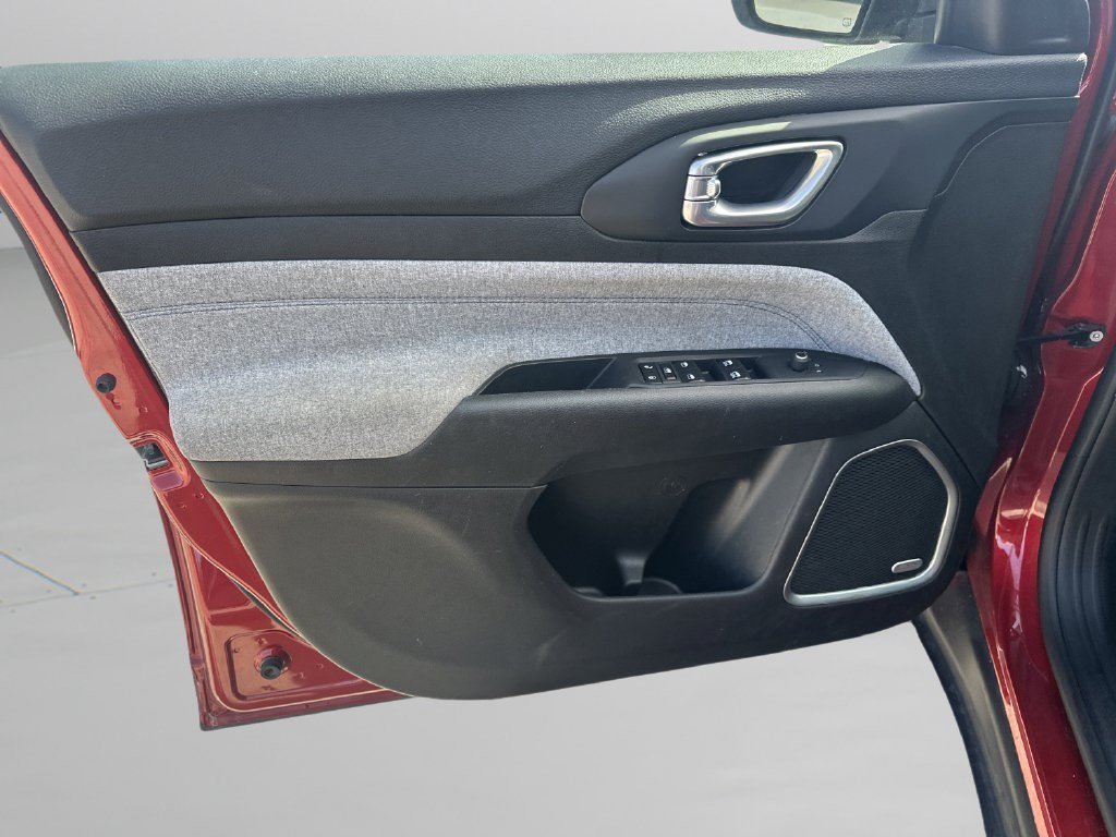Used 2025 Red Hot Pearlcoat Jeep Latitude image 9