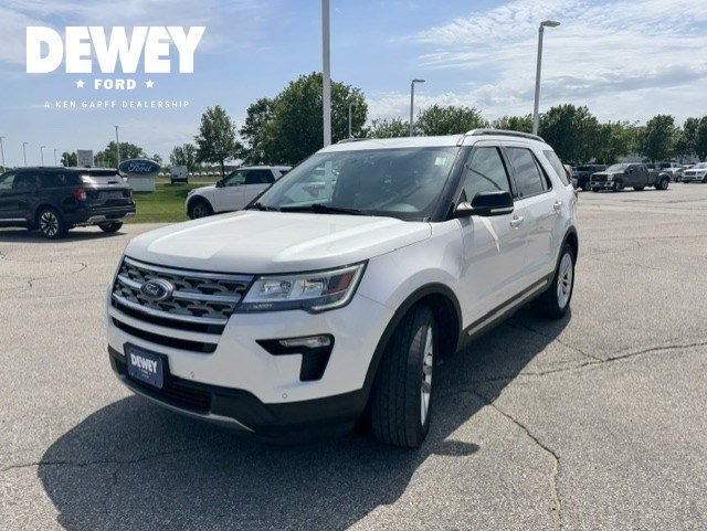 Used 2018 White Platinum Clearcoat Metallic Ford XLT image 3