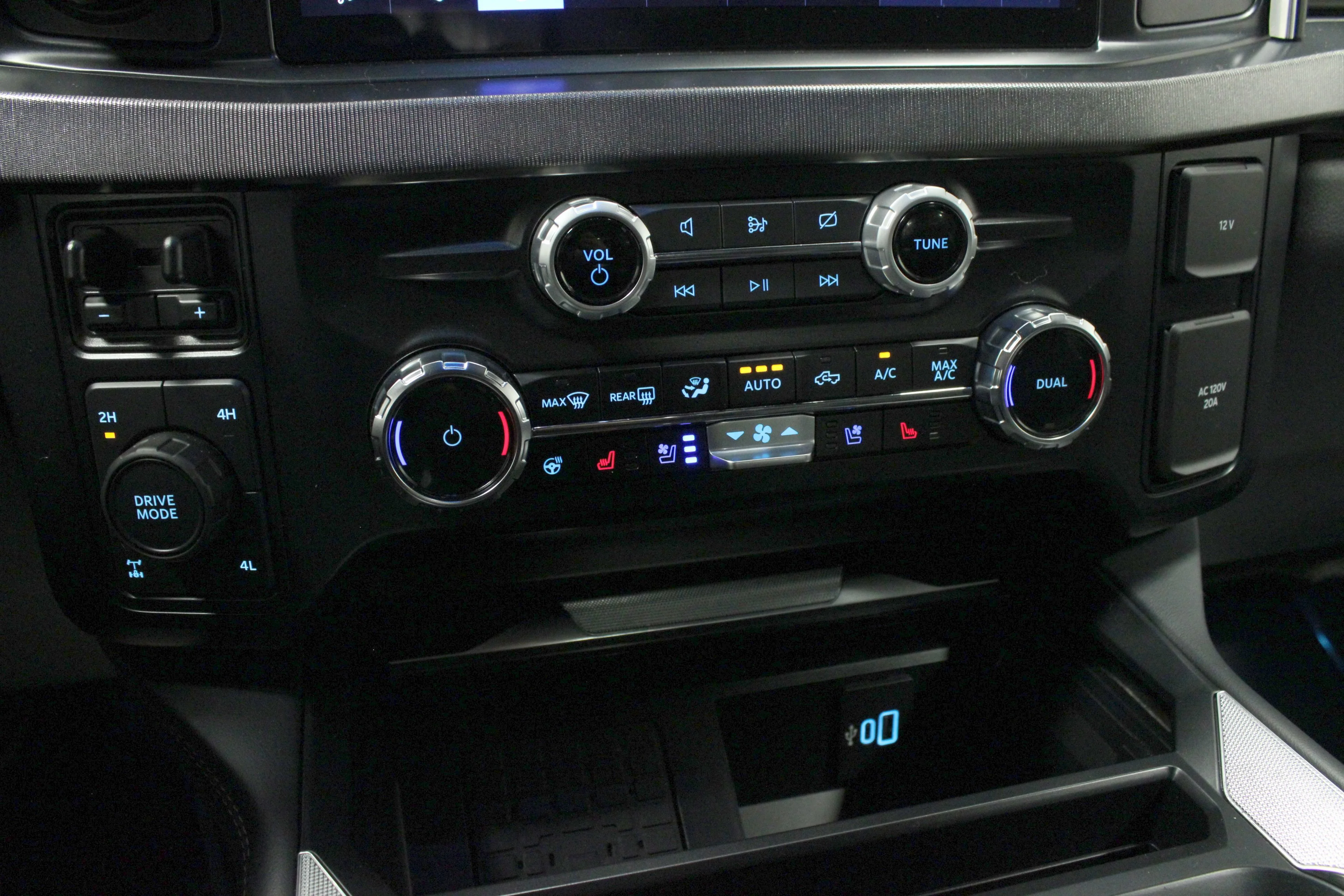 Used 2024 Agate Black Metallic Ford Platinum image 28