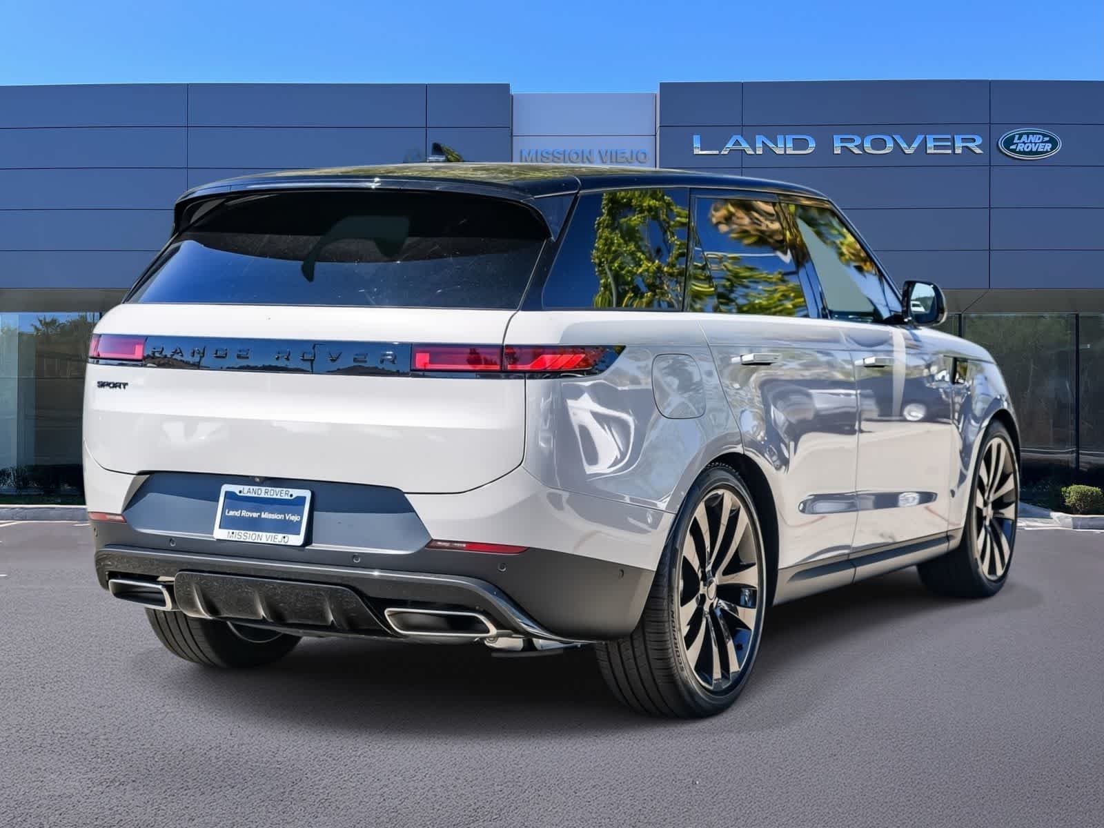 New 2026 Borasco Grey Land Rover SE image 4